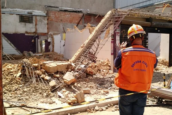 Parte de teto desaba e atinge funcionário em demolição de imóvel do DF