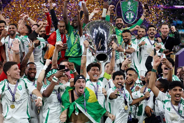 Imagem colorida do elenco do Al-Ahli - Metrópoles