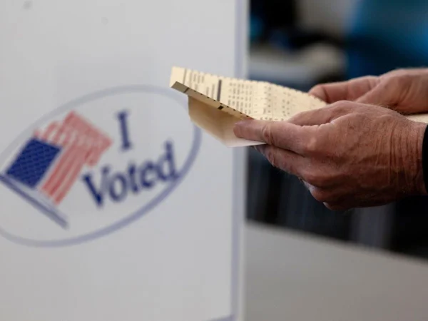 Um eleitor se prepara para preencher sua cédula no Stamford Government Center no primeiro dia de votação antecipada em 21 de outubro de 2024 em Stamford, Connecticut - Metrópoles