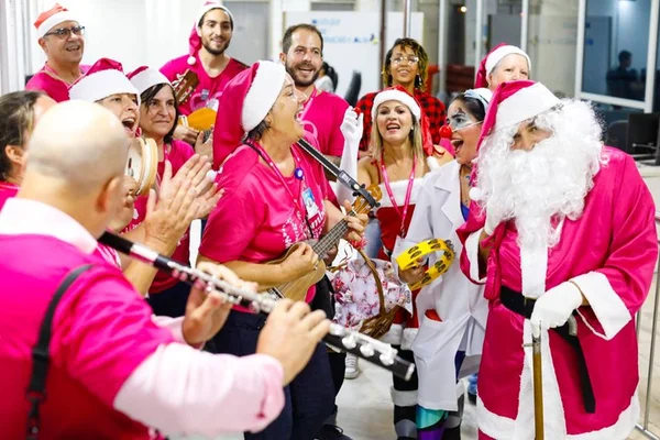 É Natal! Voluntários presenteiam pacientes do Hospital de Base