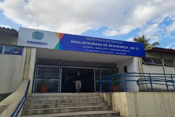 Imagem colorida, entrada da secretaria de defesa social de PE - Metrópoles