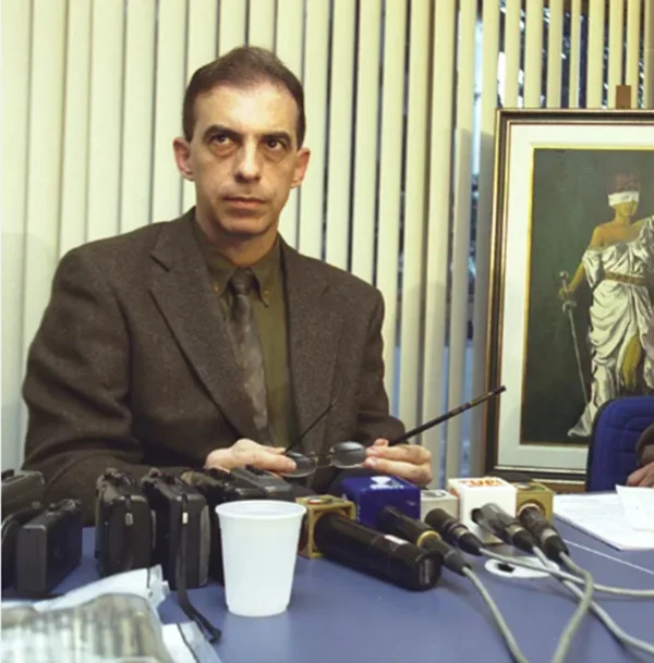 homem dando entrevista