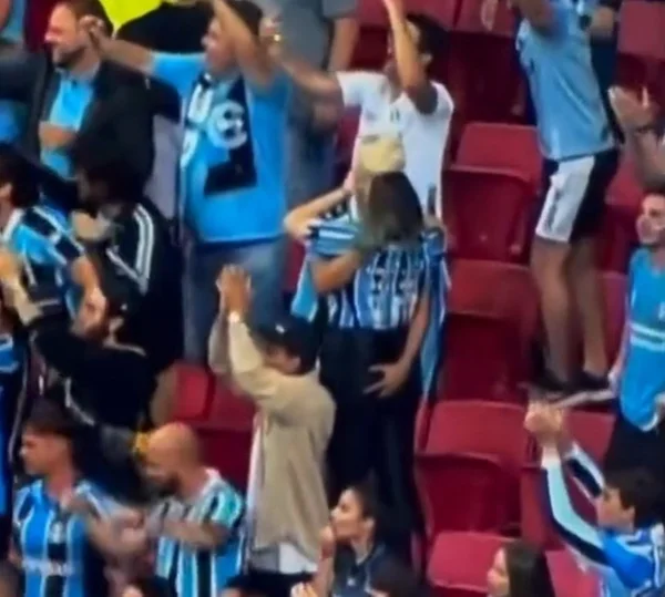 Torcedores comemoram gol com beijo - Metrópoles