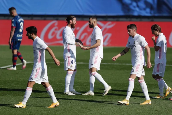 Com 2 de Benzema, Real Madrid goleia Huesca e assume liderança do Espanhol
