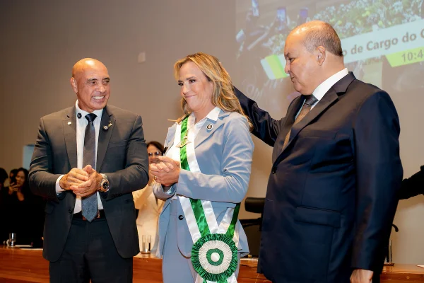 Celina Leão é empossada governadora do DF em sessão solene prestigiada
