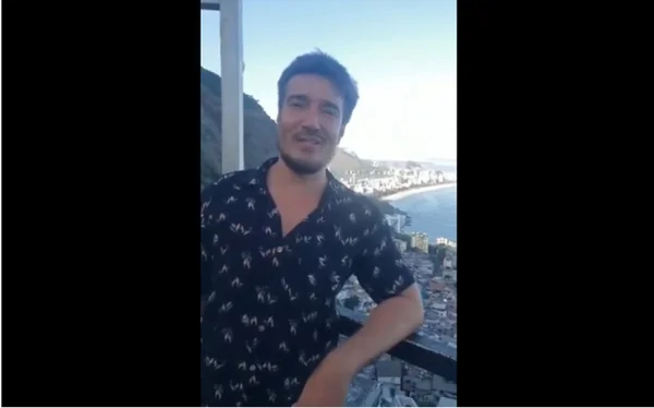 homem em morro do Rio de Janeiro