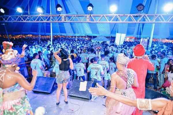 Irreverente bloco carnavalesco homenageia artista Athos Bulcão