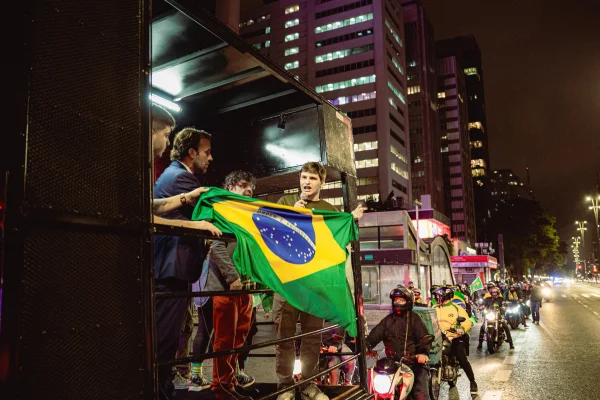 Imagem colorida de Lucas Pavanato em trio puxando motociata. Metrópoles