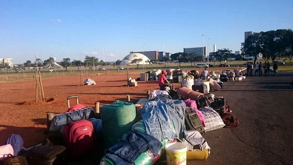 Manifestantes favoráveis e contrários ao governo desembarcam no DF