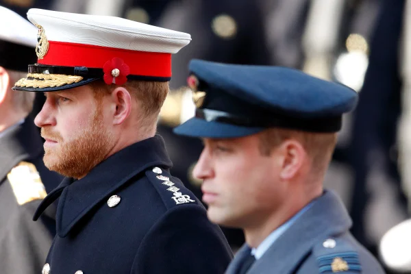 Foto colorida de dois homens brancos lado a lado com roupa de militar - Metrópoles