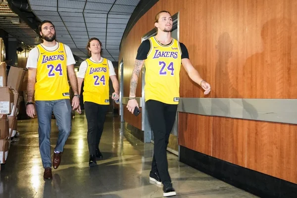 LA Kings lembra Bryant no 1º jogo do Staples Center após morte