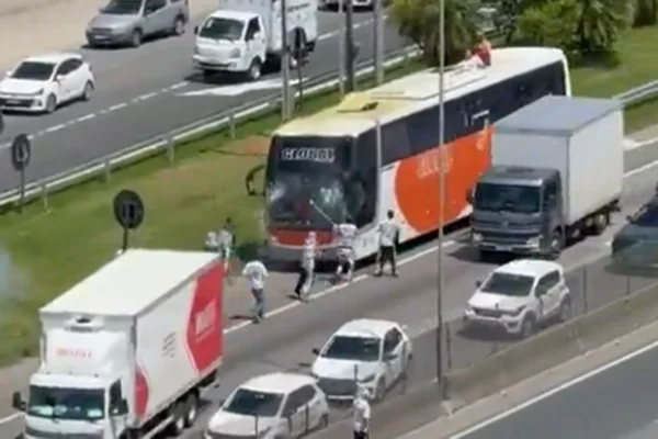 Foto colorida de onibus do Internacional atacado por torcedor santistas - Metrópoles