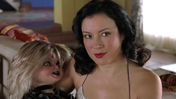 Série Chucky esclarecerá mistério em torno da personagem de Jennifer Tilly