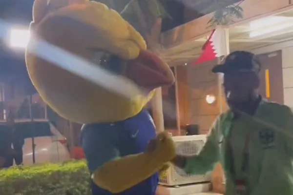Seleção Brasileira deixa hotel rumo ao estádio com o Canarinho Pistola - Metrópoles