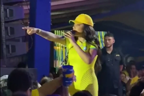 Vídeo. Homem atira pedras de gelo em Ludmilla e é expulso de show