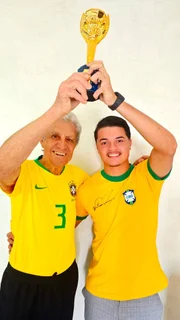 Wilson Piazza e Biel Silva, ator que o interpretou na série Brasil 70 Wilson Piazza e Biel Silva, ator que o interpretou na série Brasil 70