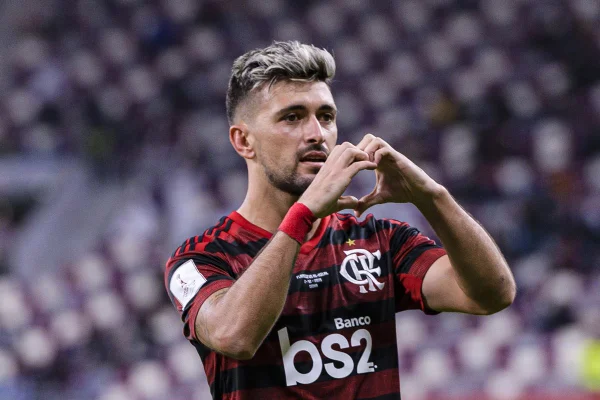 Após longas negociações, Flamengo anuncia renovação com Arrascaeta