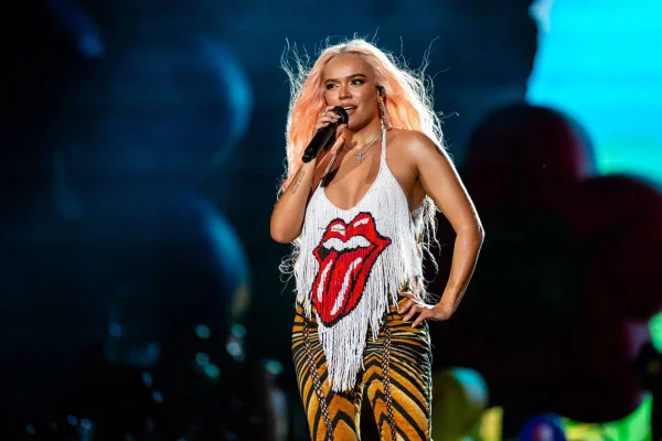 Karol G se desculpa após polêmica com remix de Tá Ok
