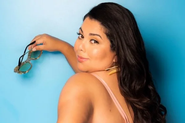 Fabiana Karla posa de maiô sensual e exibe curvas na web: “Causiane”