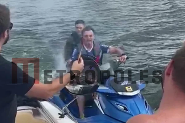 Vídeo mostra Bolsonaro cumprimentando grupo que fazia churrasco em lancha