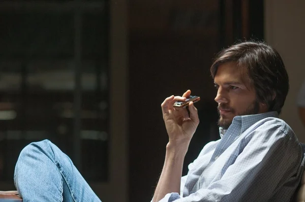 Vasculite: o que é a doença que deixou Ashton Kutcher sem andar