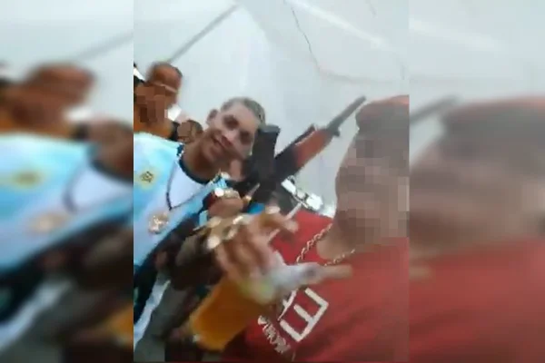 MC Poze ostenta arma ao lado de traficante do CV