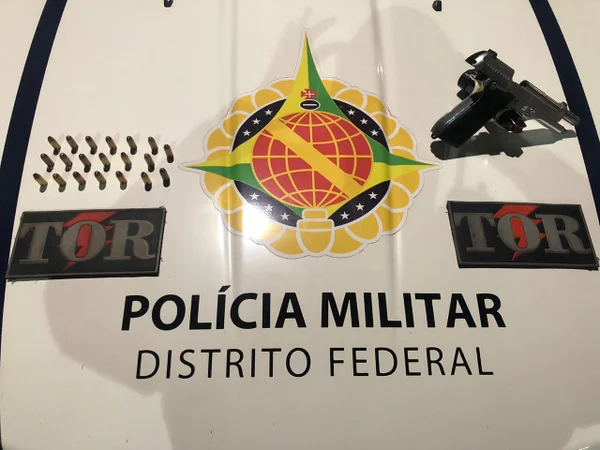 Homem é preso após ser flagrado com arma de fogo dentro do veículo no DF
