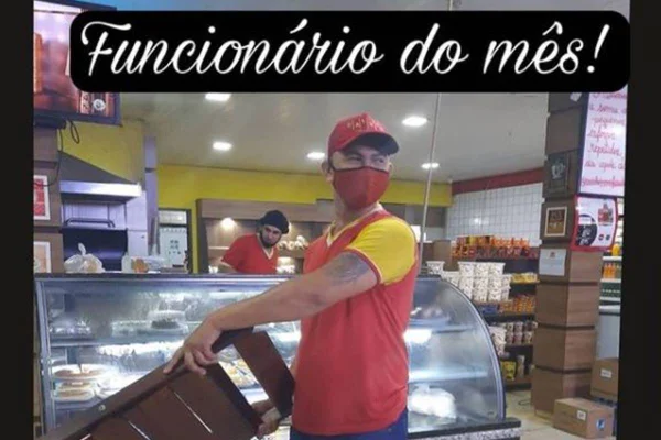 Funcionário segura cadeira de madeira