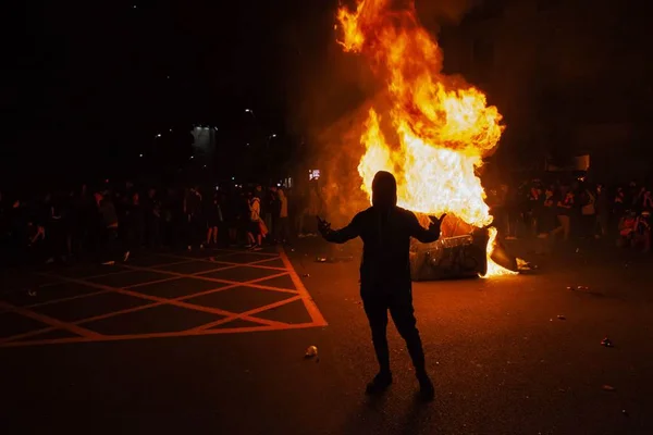 Condenação de separatistas provoca confronto em Barcelona