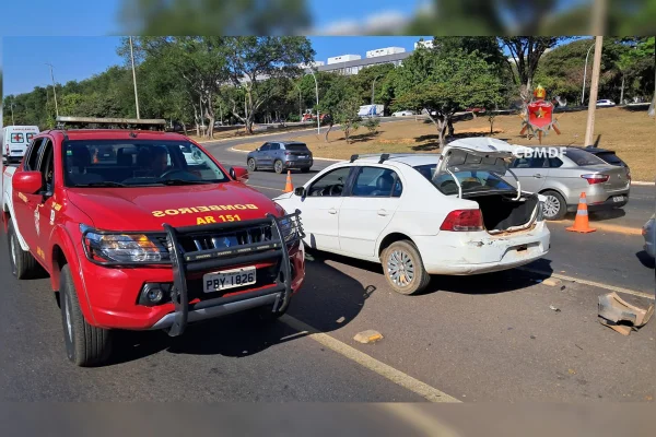 Acidente entre carros e ambulância no Eixão Norte deixa mulher ferida - destaque galeria Acidente entre carros e ambulância no Eixão Norte deixa mulher ferida - destaque galeria