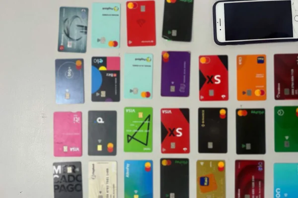 Imagem colorida de cartões bancários sobre a mesa apreendidos em ação da Rota - Metrópoles