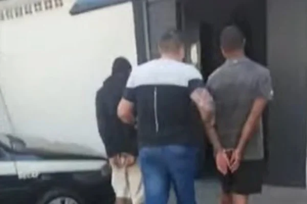 Imagem colorida de dois homens sendo presos. Homem confessou ter matado namorado da ex - Metrópoles