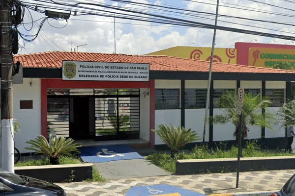Imagem colorida da fachada da Delegacia de Suzano - Metrópoles