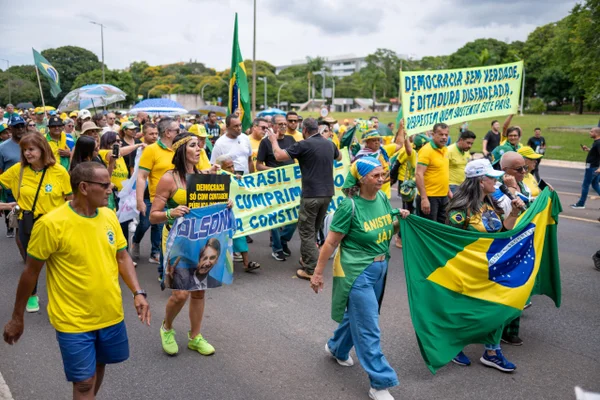Manifestantes participam da Grande Caminhada, DF Unido pela Liberdade no Eixão Sul, em frente ao Banco Central, em Brasília. O ato defende pautas como anistia, saúde e justiça Metrópoles