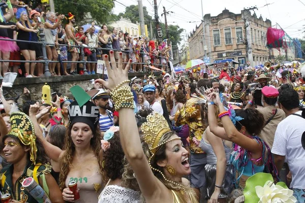Carnaval: cair na folia ou manter os estudos para concursos?
