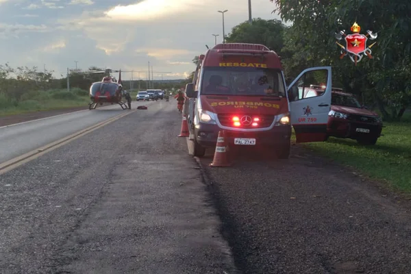 Motociclista bate em árvore no DF e é resgatado de helicóptero
