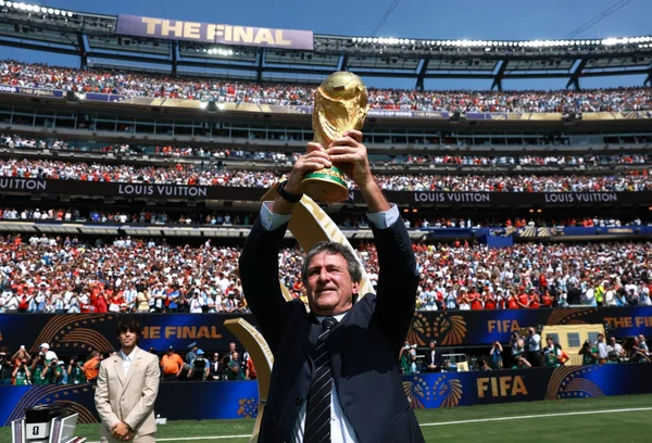 Mario Kempes com a taça da Copa do Mundo