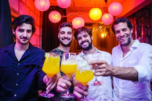 Miríade Speakeasy e Amázzoni promovem noite animada cheia de drinques