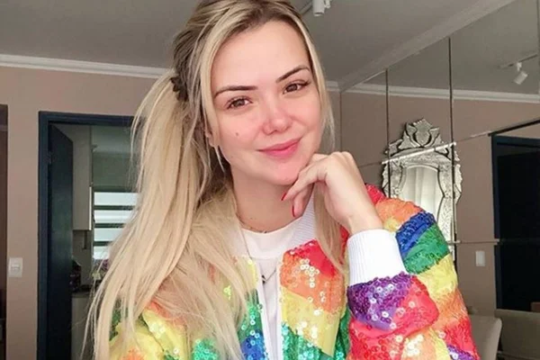 Ex-BBB Marcela posa para foto de calcinha e moletom: #segundadaautoestima