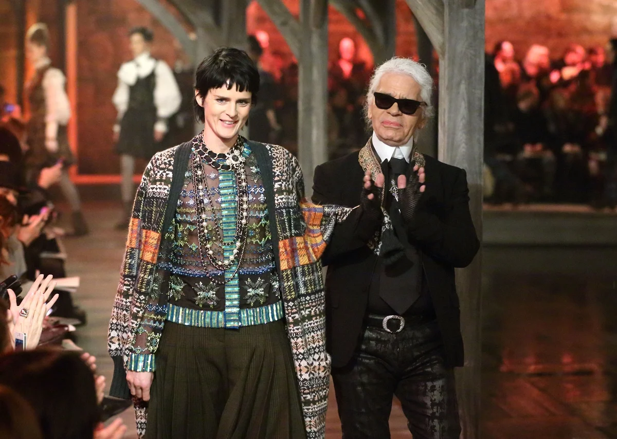 Stella Tennant e Karl Lagerfeld no desfile Metiers d'Art, em 2012 Stella Tennant e Karl Lagerfeld no desfile Metiers d'Art, em 2012