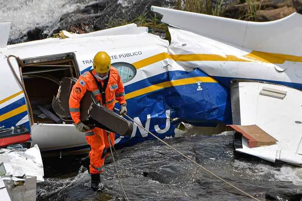 Bombeiros retiram violão de Marília Mendonça do avião