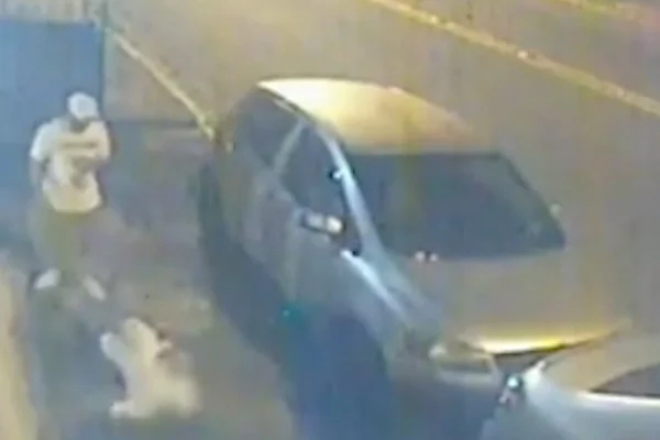 Captura de tela de câmera de segurança que registrou momento em que menino de 9 anos é atingido por bala perdida na nuca, na zona leste de São Paulo. - Metrópoles