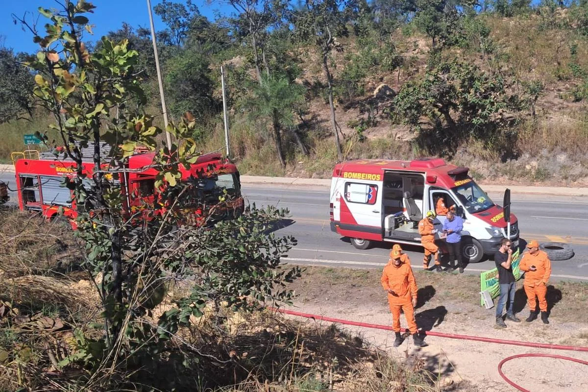A faixa de rolamento no sentido Fercal precisou ser interditada durante o atendimento para garantir a segurança das equipes e dos usuários da via A faixa de rolamento no sentido Fercal precisou ser interditada durante o atendimento para garantir a segurança das equipes e dos usuários da via