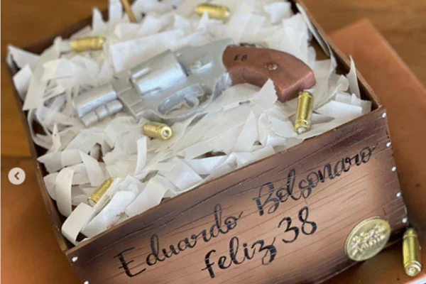 Bolo de aniversário do deputado Eduardo Bolsonaro tem formato de arma