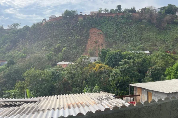 Deslizamento em área residencial interdita casas e deixa desabrigados