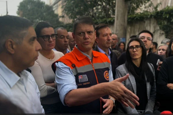 Imagem colorida de Tarcísio de Freitas em rua onde aconteceu explosão no Jaguaré. Metrópoles