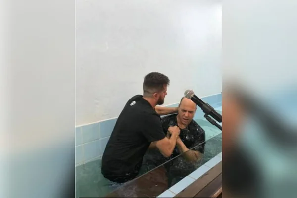 Witzel é batizado em igreja evangélica em meio ao processo de impeachment