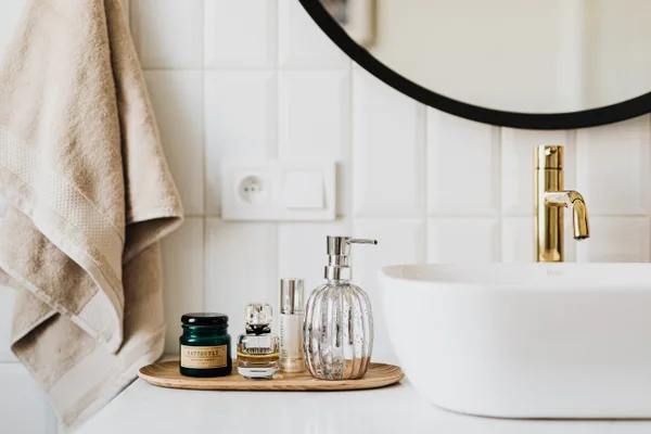Pia de banheiro com produtos de beleza e cosméticos
