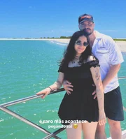 Yasmin Mendes Farias, filha de Joelma, e o namorado, Neto Alcântara, posam juntos durante passeio de barco