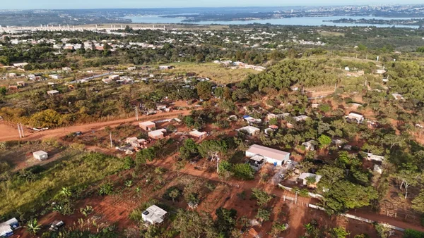 Com vista para o lago, grileiros formam “balneário da invasão” no DF